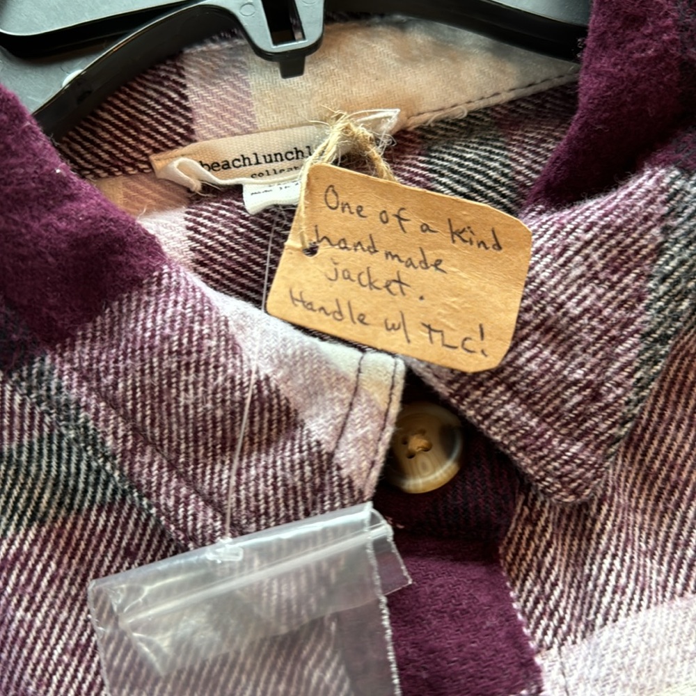 Woman’s Shacket. - Picture 6 of 7